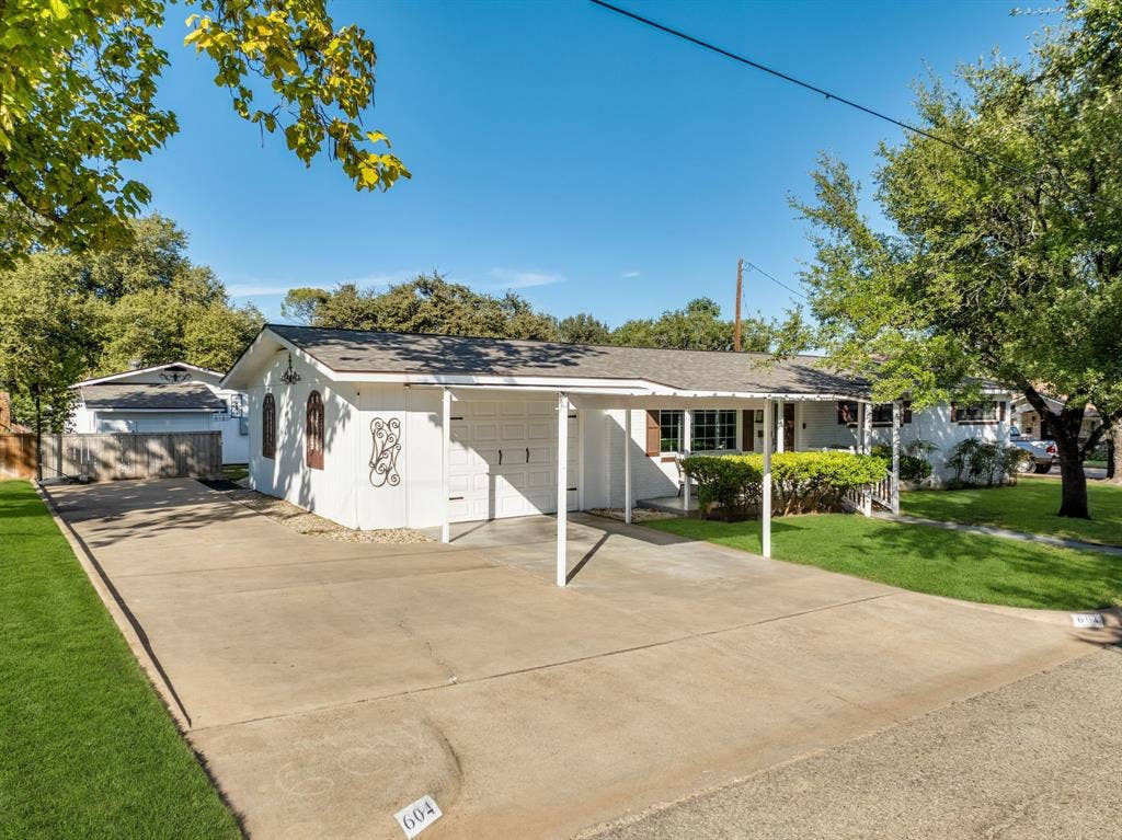 604 Crestview Drive, Granbury, TX 76048