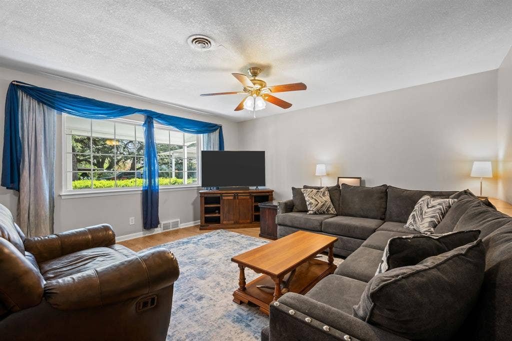 604 Crestview Drive, Granbury, TX 76048