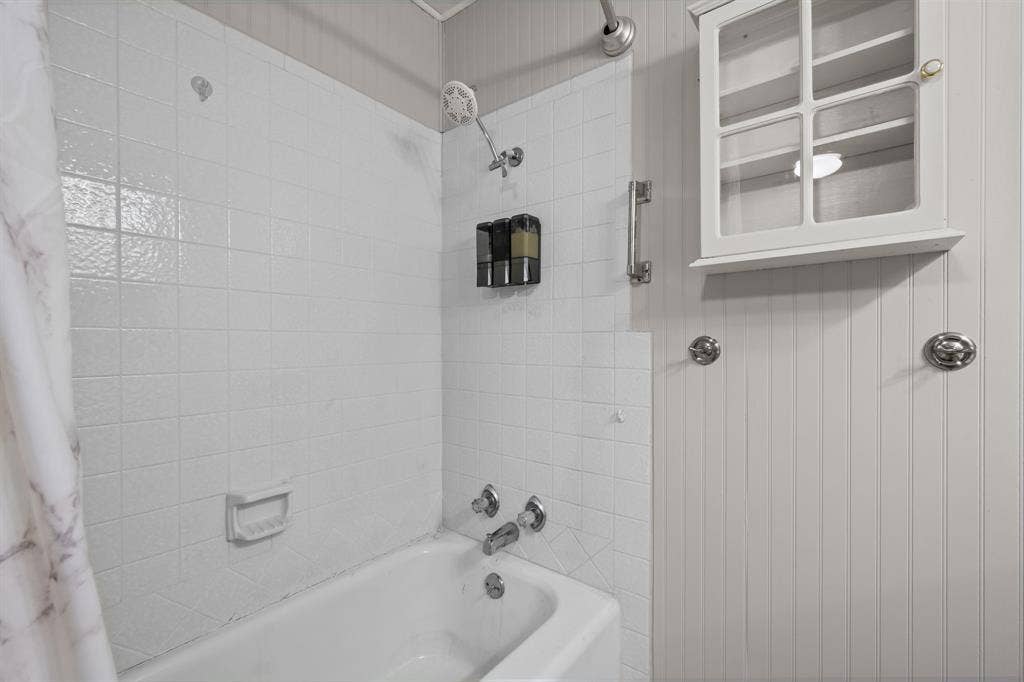 604 Crestview Drive, Granbury, TX 76048