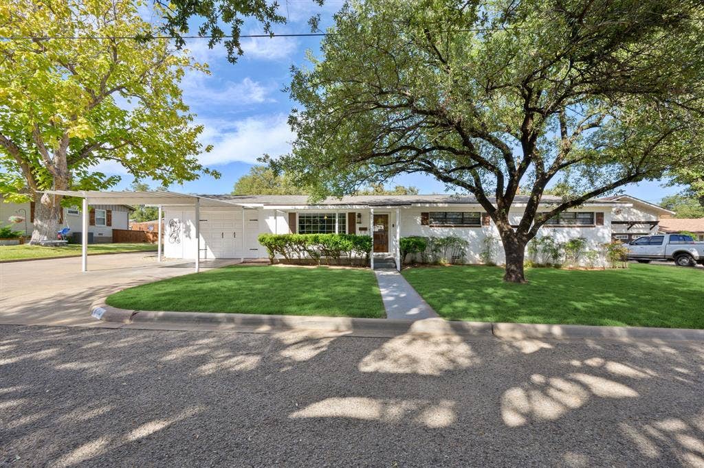 604 Crestview Drive, Granbury, TX 76048