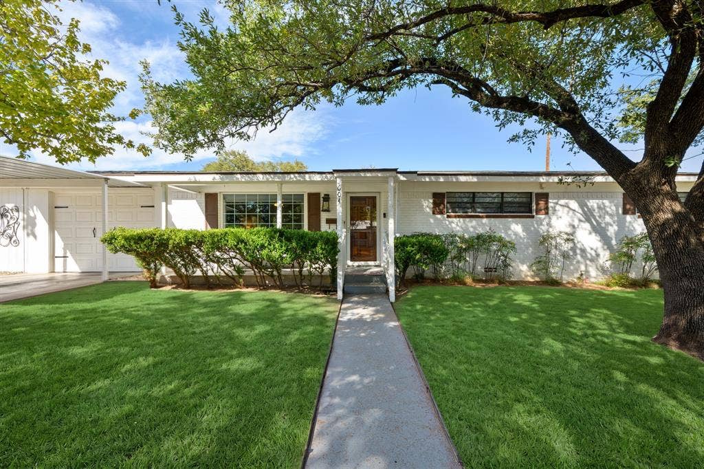 604 Crestview Drive, Granbury, TX 76048