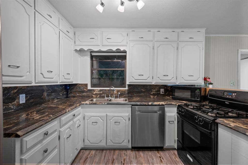 604 Crestview Drive, Granbury, TX 76048
