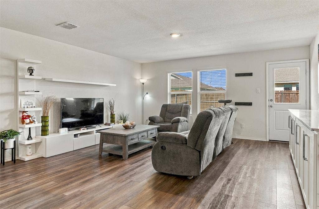 1516 Stonefield Drive, Anna, TX 75409 Plenty of room to relax and entertain in this inviting living space.