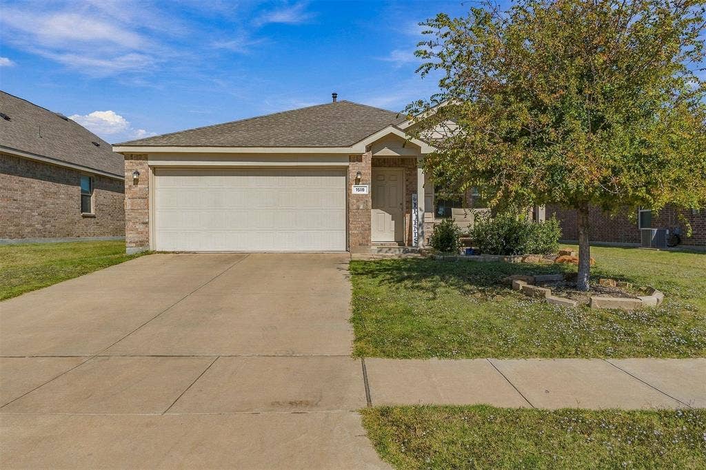1516 Stonefield Drive, Anna, TX 75409 Built in 2020, this single-story home offers 3 bedrooms and 2 bathrooms in Anna's Avery Pointe community.