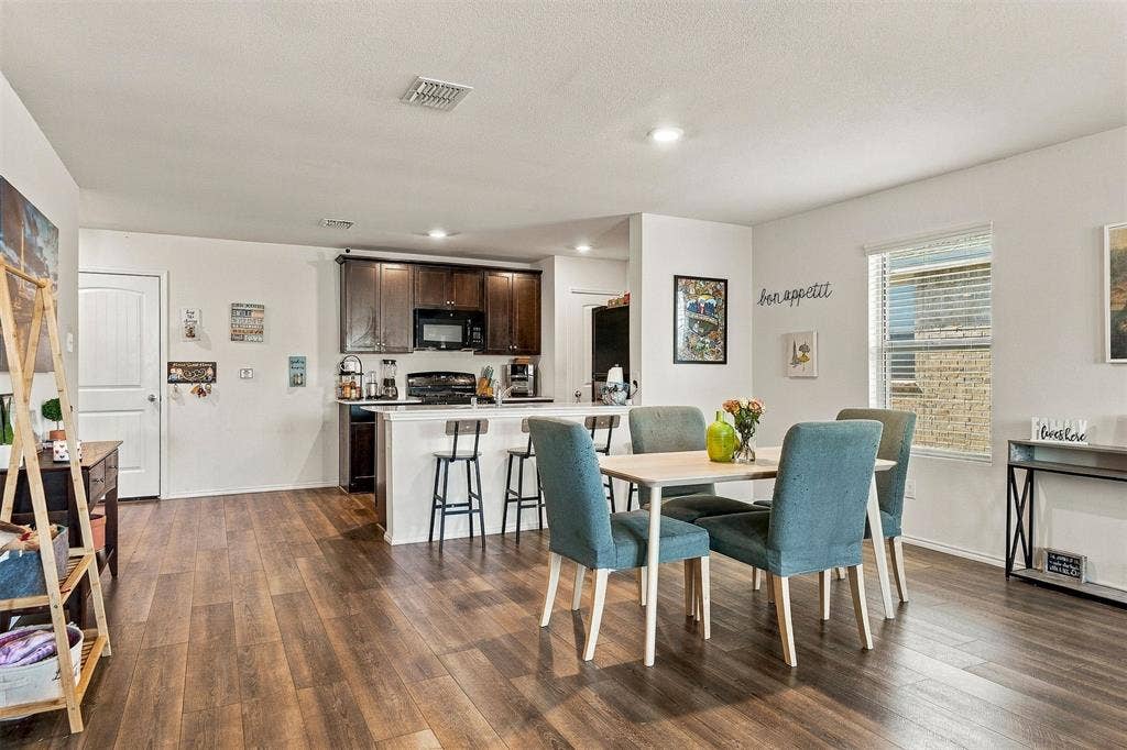 1516 Stonefield Drive, Anna, TX 75409 Dedicated dining space conveniently located between the kitchen and living room.
