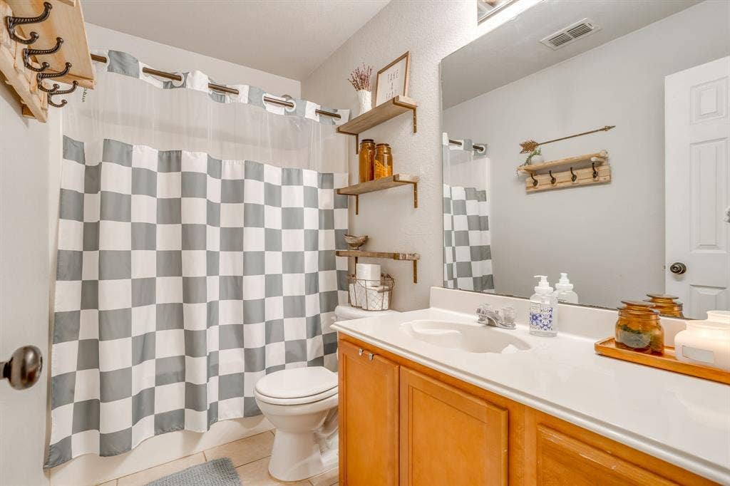 4002 Sapphire Lane, Granbury, TX 76049 4002 Sapphire Lane, Granbury, TX 76049