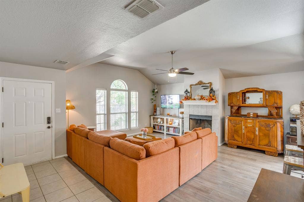 4002 Sapphire Lane, Granbury, TX 76049 4002 Sapphire Lane, Granbury, TX 76049