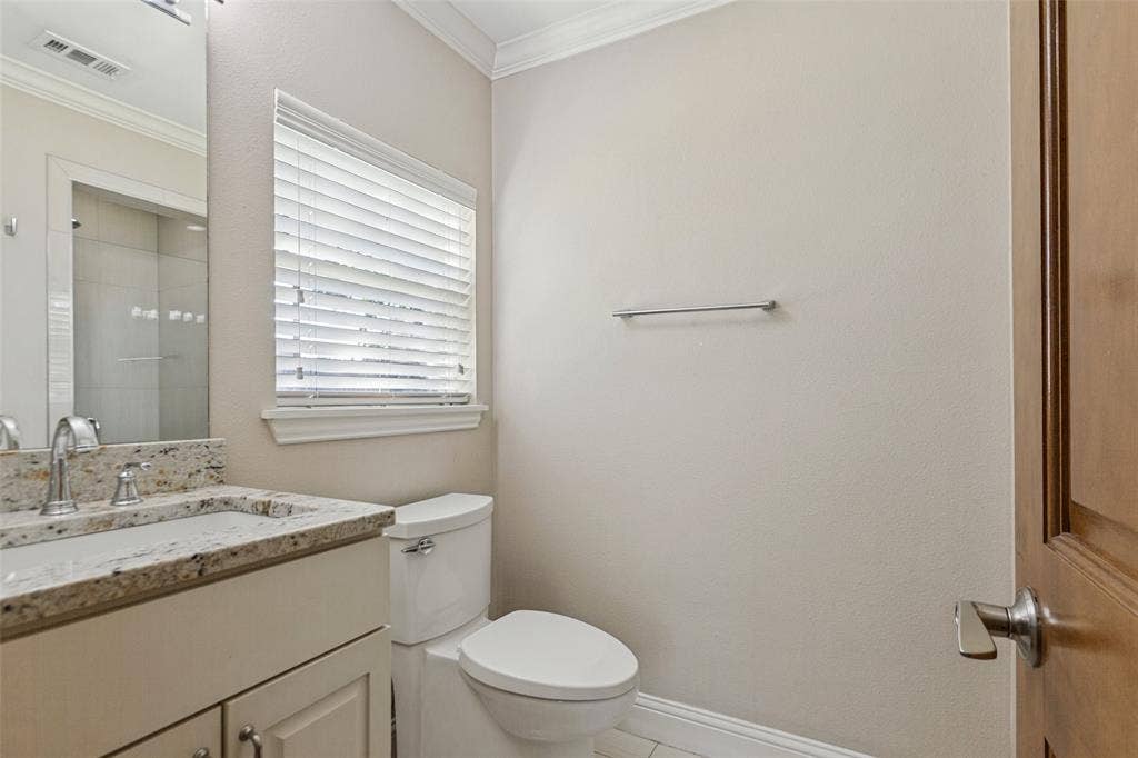 6507 Starling Circle, Dallas, TX 75209 Ensuite shower bath - 2nd bedroom
