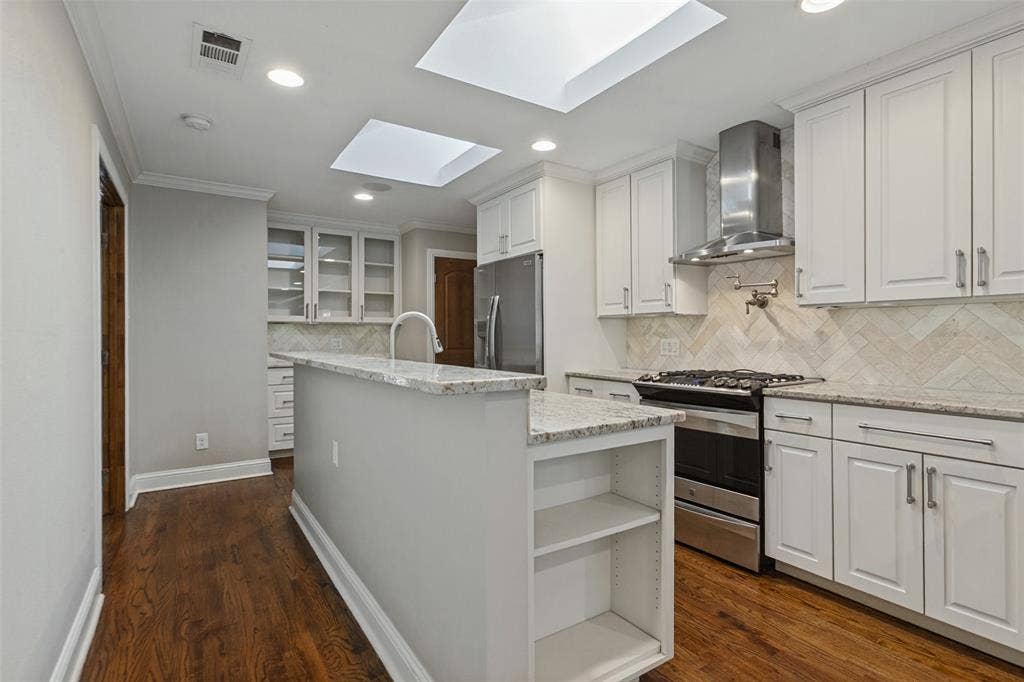 6507 Starling Circle, Dallas, TX 75209 Kitchen has gas range