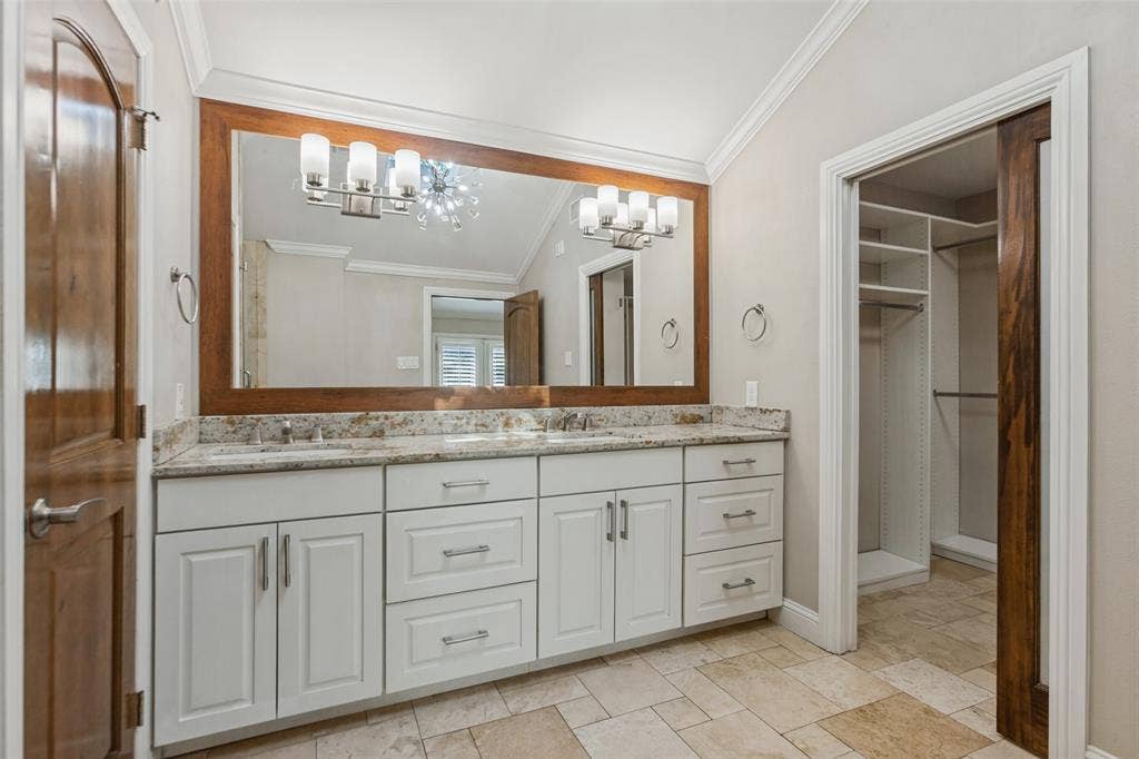 6507 Starling Circle, Dallas, TX 75209 Double sinks in primary bath