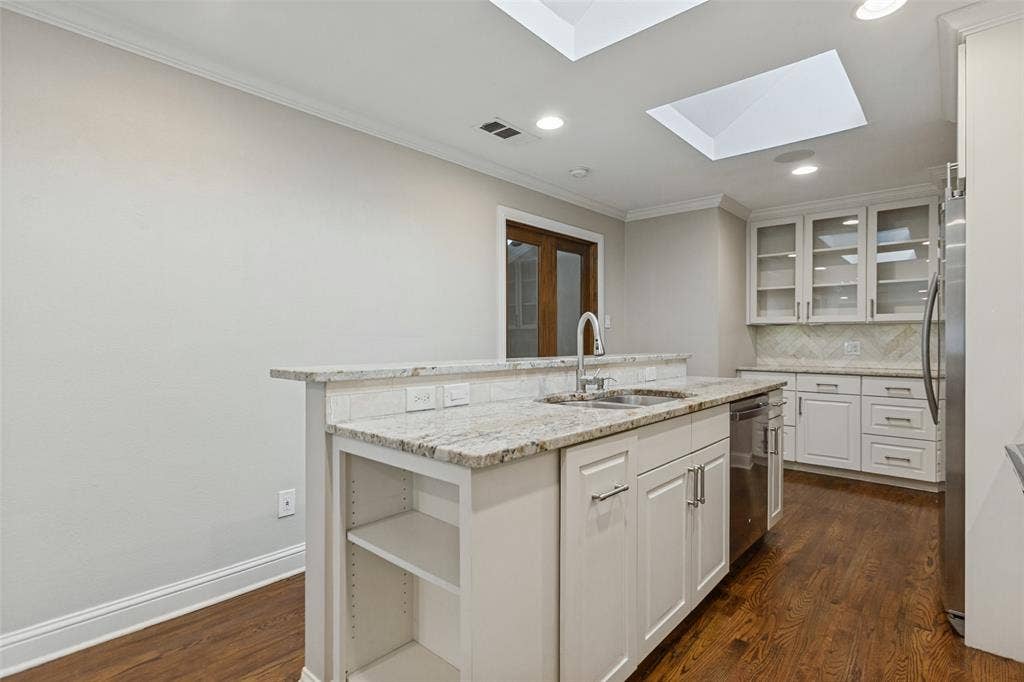 6507 Starling Circle, Dallas, TX 75209 Kitchen showing coffee bar at far end