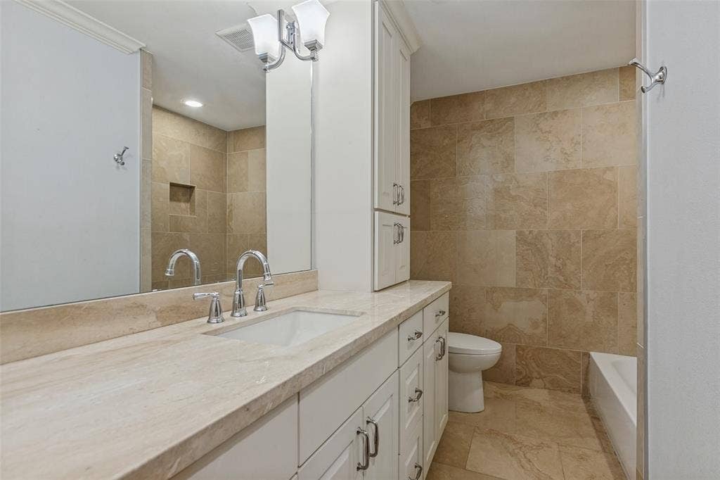 6507 Starling Circle, Dallas, TX 75209 Full bath in hallway