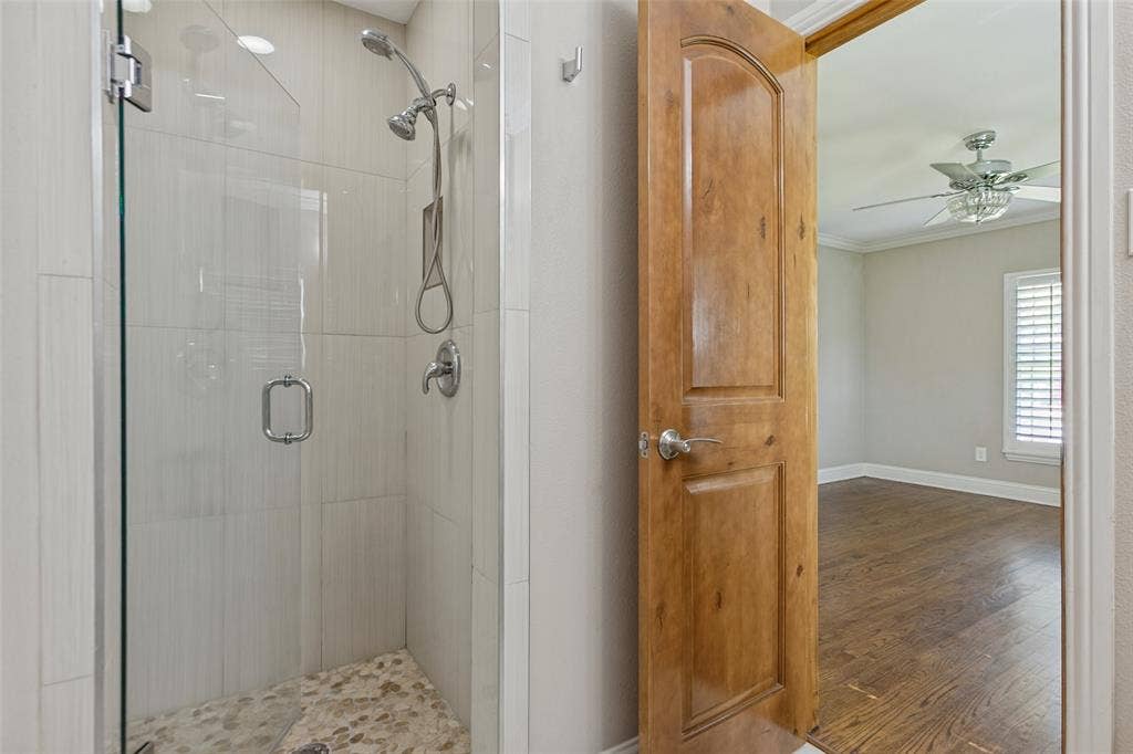 6507 Starling Circle, Dallas, TX 75209 Ensuite shower bath - 2nd bedroom