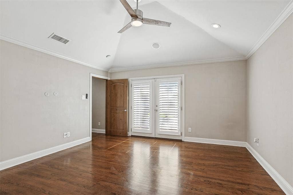 6507 Starling Circle, Dallas, TX 75209 Spacious primary bedroom w vaulted ceilings and deck access