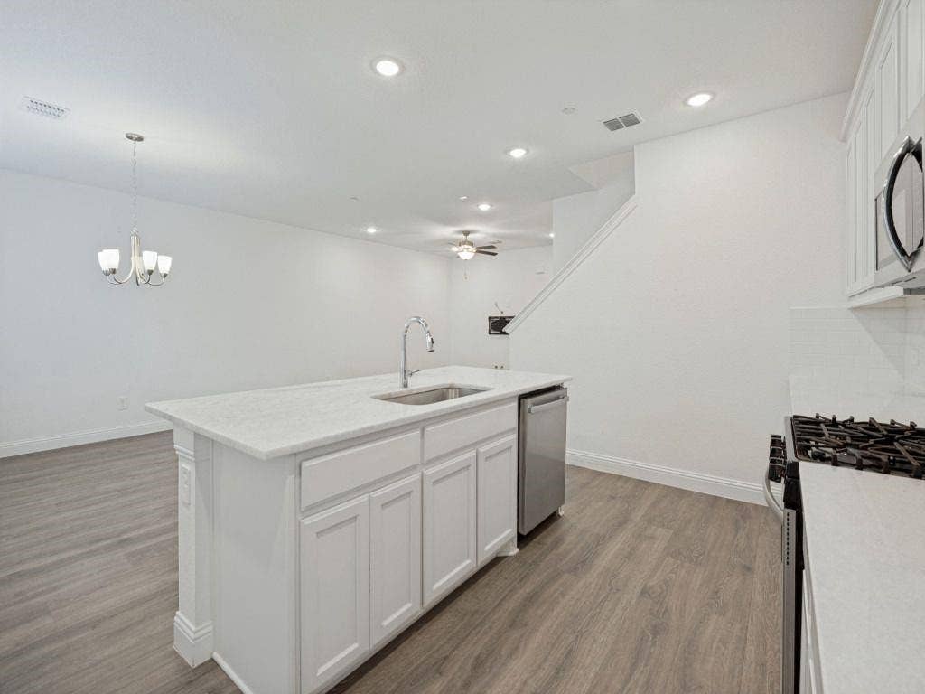 1024 Thomas Place, Carrollton, TX 75006 1024 Thomas Place, Carrollton, TX 75006