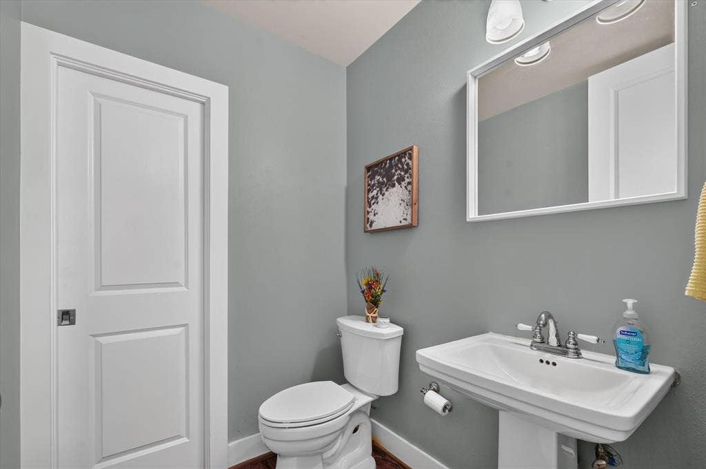 2nd floor 1/2 bath