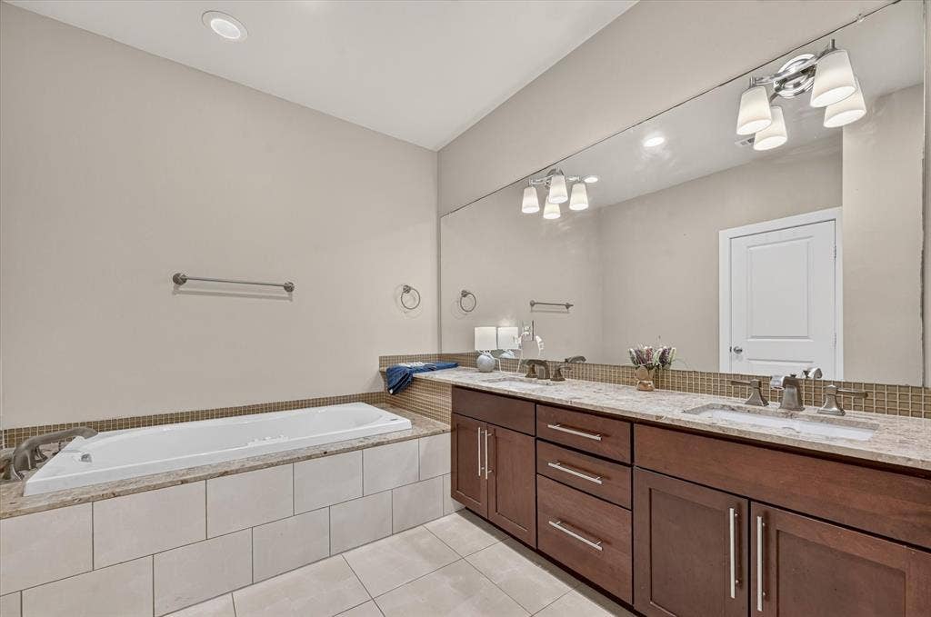 Primary bath with 2 sinks and jetted tub