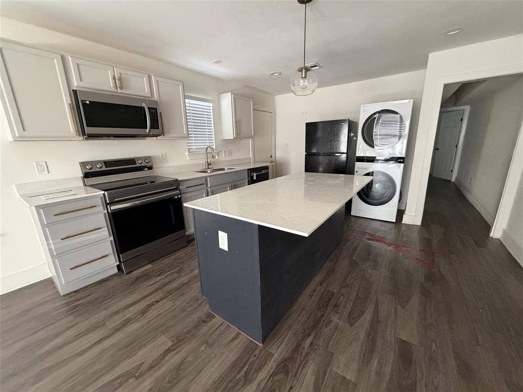 Island with breakfast bar and area of expandable dining table.