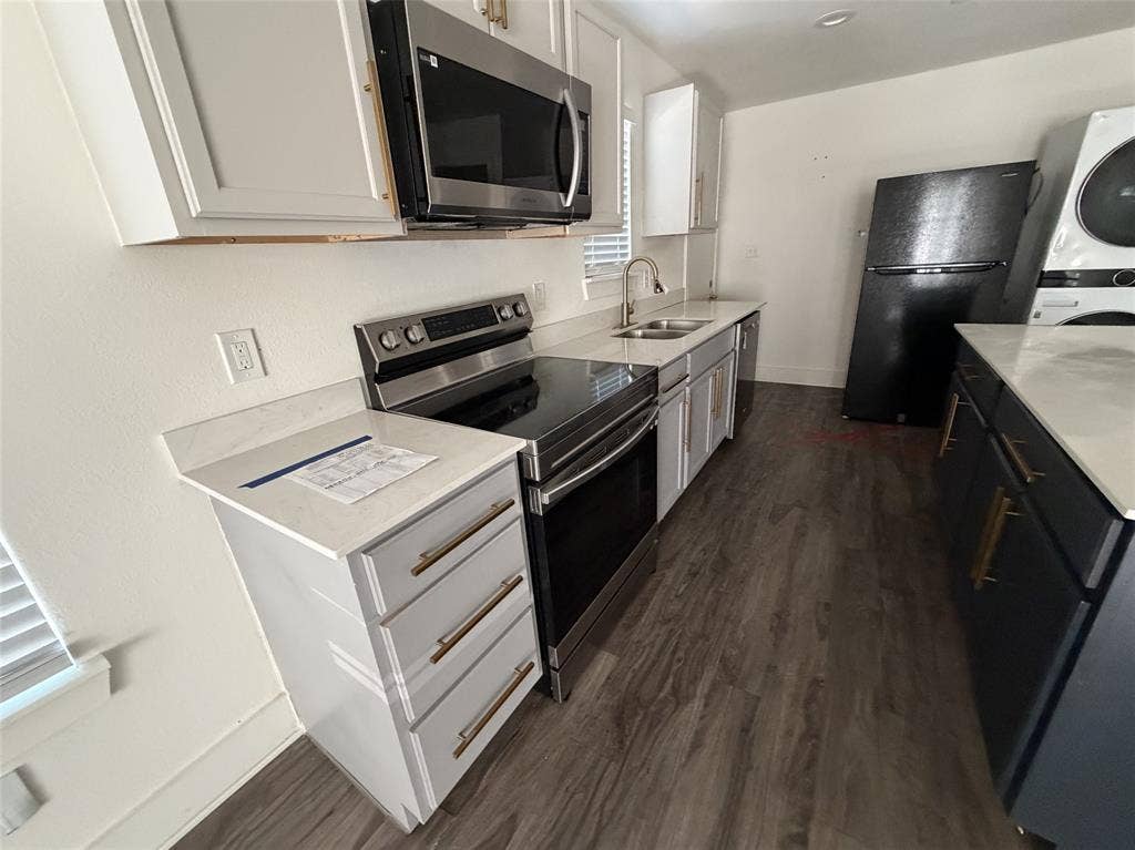 Kitchen with granite and appliances.