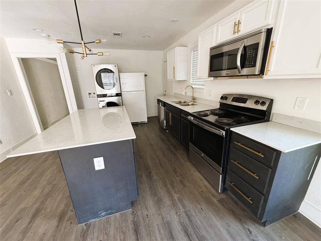 Kitchen with granite and appliances.