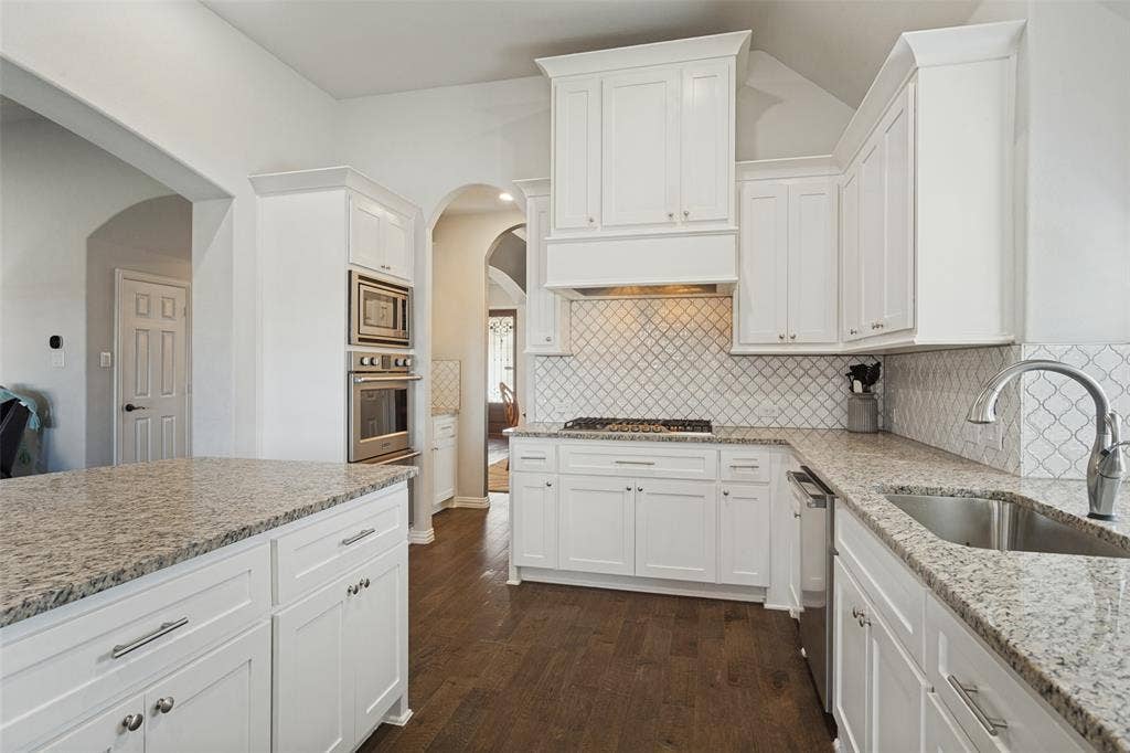 Double oven, gas cooktop, lots of counter space....this is a chef's kitchen!