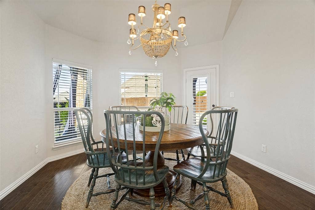Even the breakfast room can seat a crowd!