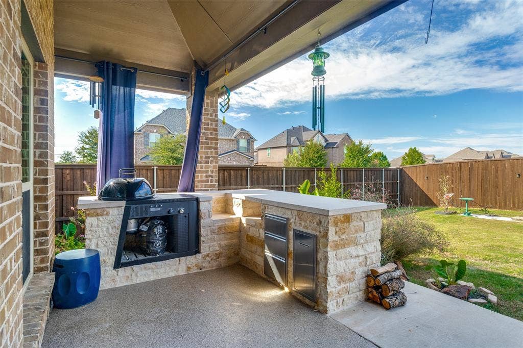 An outdoor kitchen worthy of your grilling dreams!