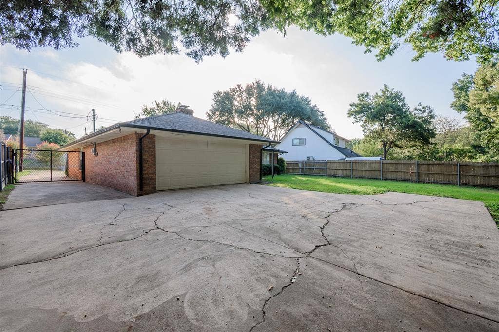 286 Larry Drive, Dallas, TX 75137 286 Larry Drive, Dallas, TX 75137