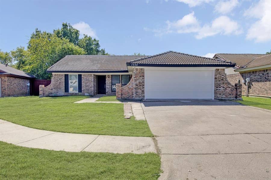 Property photo for 1534 Twin Post Drive, Arlington, TX