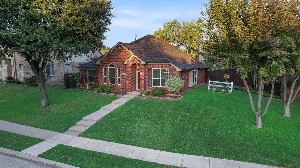 6310 Nueces Bay Drive, Rowlett, TX 75089 Huge front and side yard with mature trees and landscaping.