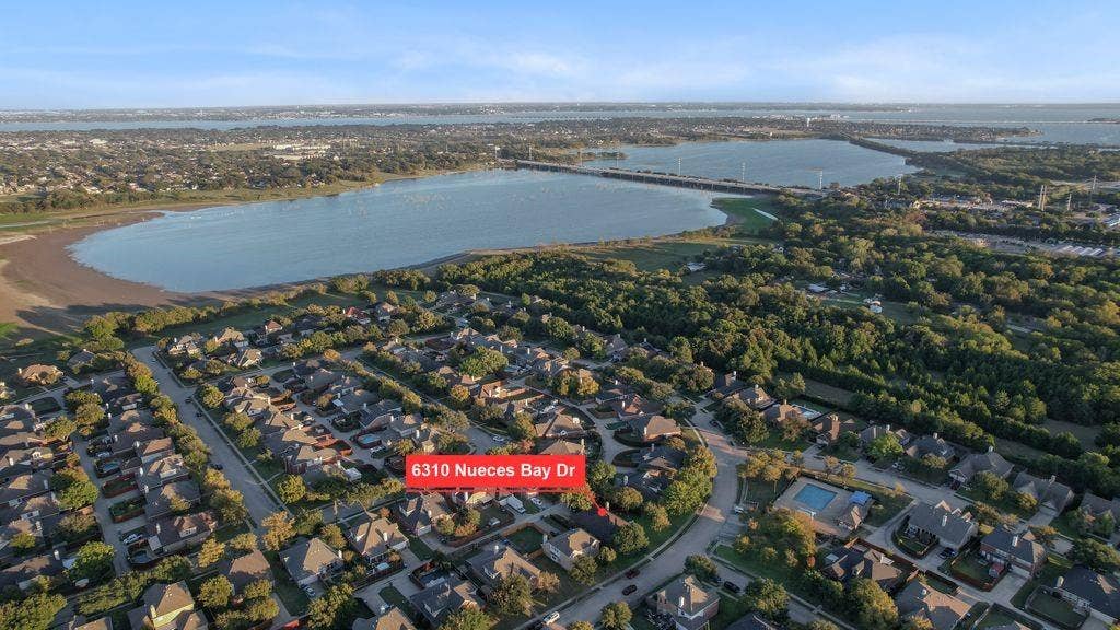 6310 Nueces Bay Drive, Rowlett, TX 75089 Mariner Park backs to a portion of Lake Ray Hubbard with lake access for fishing and kayaking.