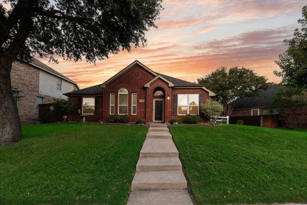 6310 Nueces Bay Drive, Rowlett, TX 75089 Everything has been done for you! Come see your new dream home!