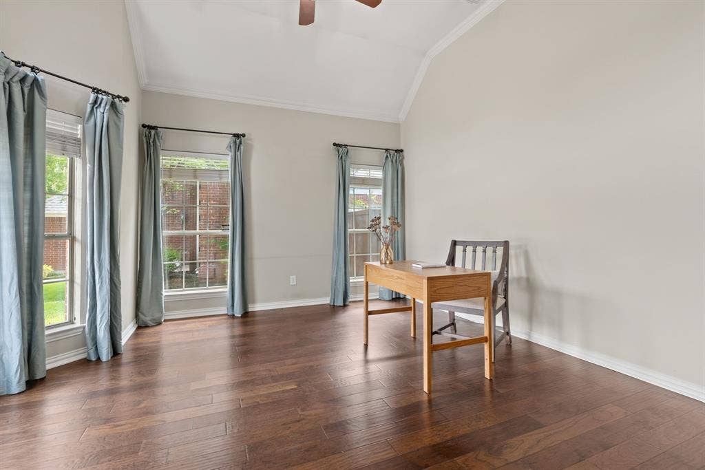 1110 Wedge Hill Road, McKinney, TX 75072 Vaulted ceiling, wood-finish flooring, and multiple tall windows with integrated curtain rods