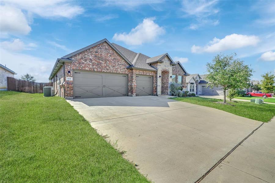 Property photo for 919 Hondo Lane, Mansfield, TX