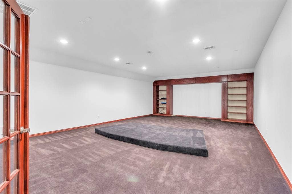 10910 Nevis Lane, Dallas, TX 75218 10910 Nevis Lane, Dallas, TX 75218