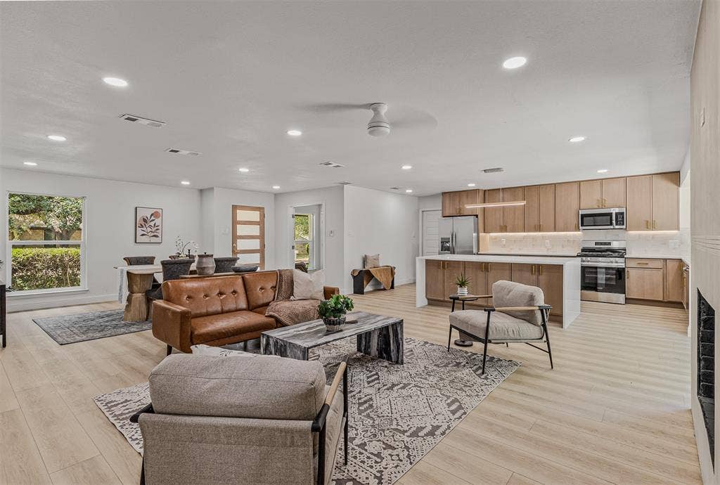 3745 Blue Trace Lane, Farmers Branch, TX 75244 3745 Blue Trace Lane, Farmers Branch, TX 75244