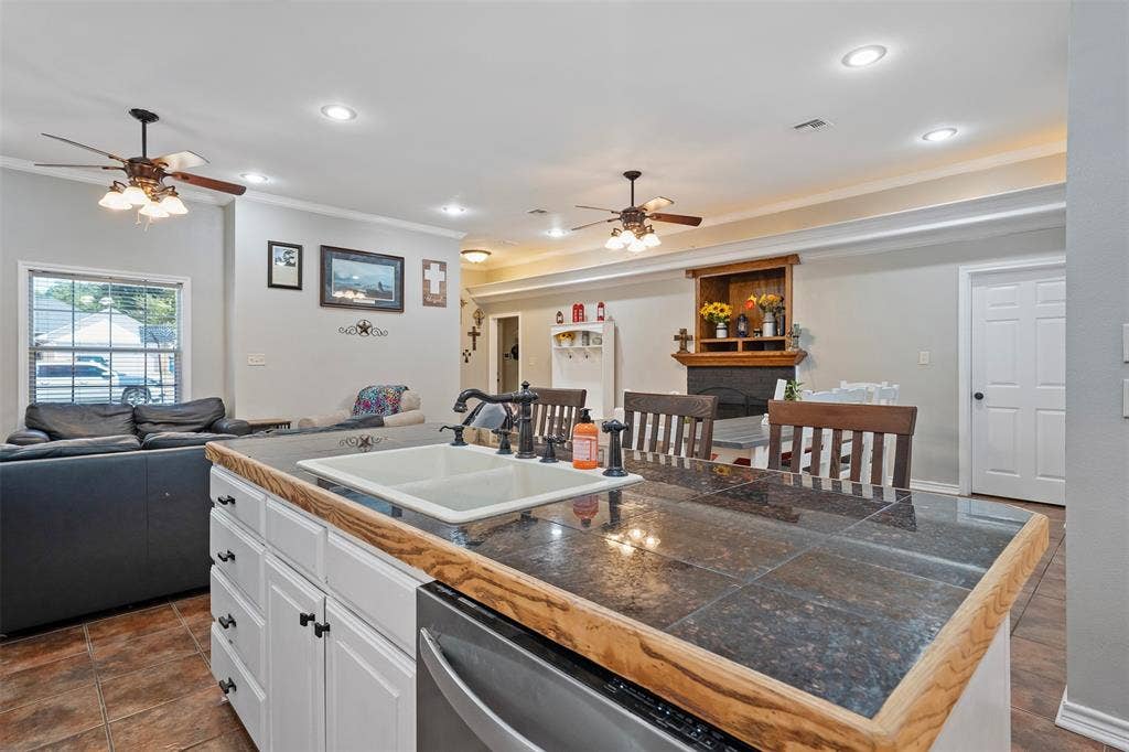 405 Husky Drive, Lindale, TX 75771 405 Husky Drive, Lindale, TX 75771