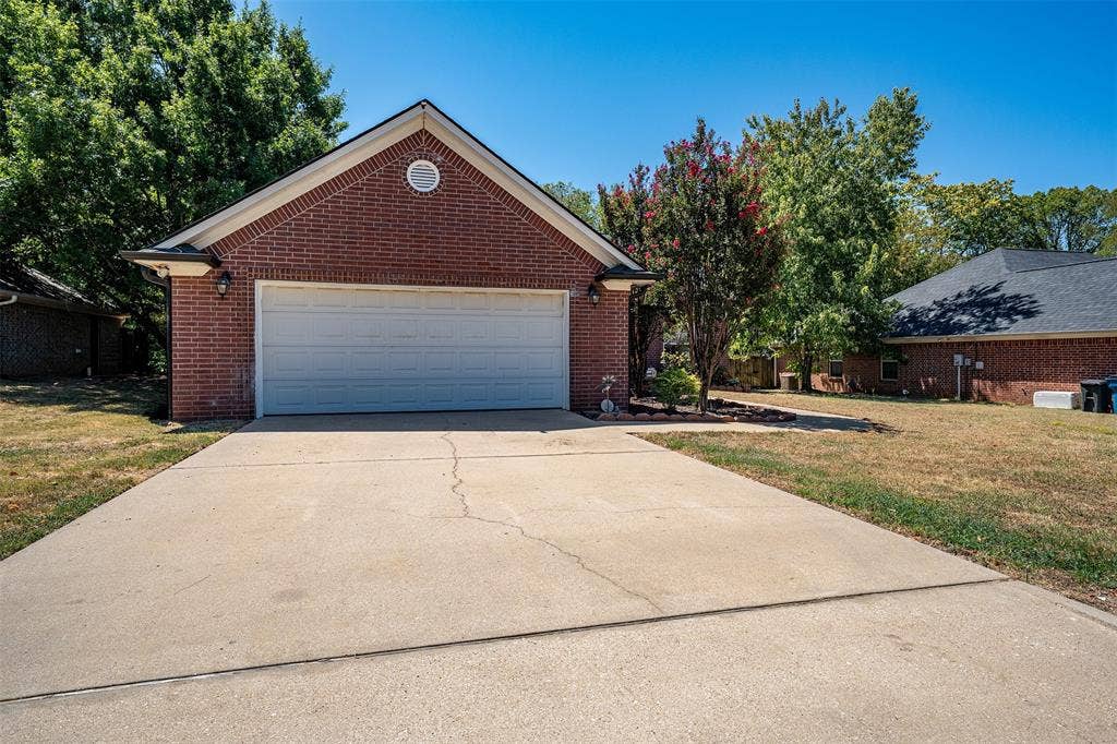 405 Husky Drive, Lindale, TX 75771 405 Husky Drive, Lindale, TX 75771