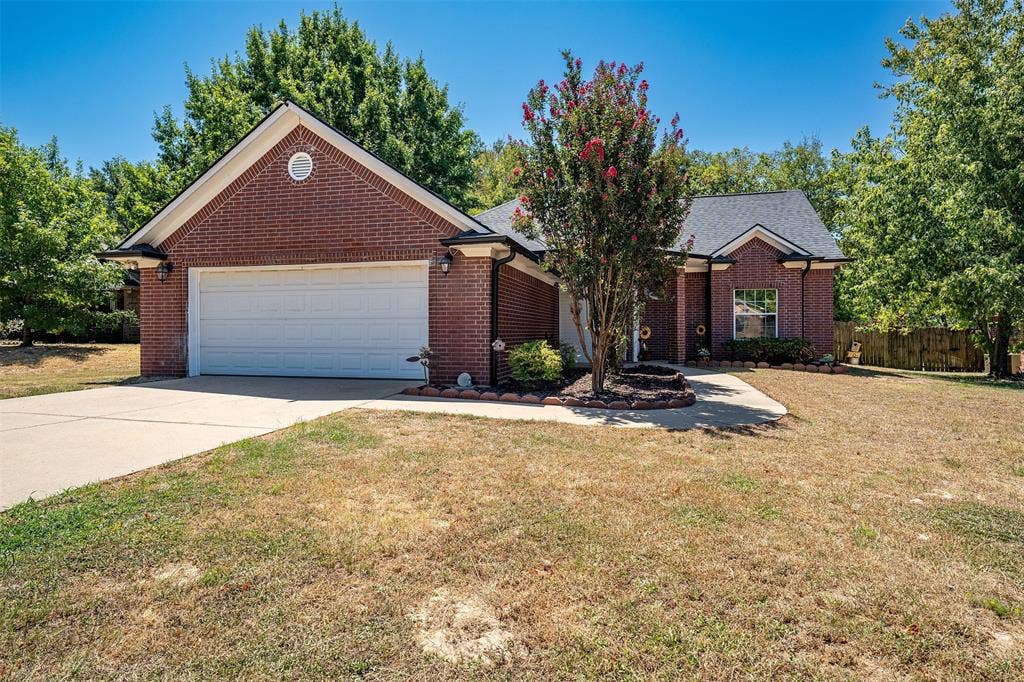 405 Husky Drive, Lindale, TX 75771 405 Husky Drive, Lindale, TX 75771