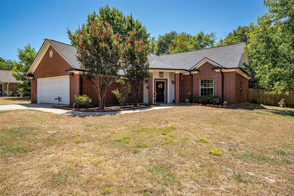 405 Husky Drive, Lindale, TX 75771 405 Husky Drive, Lindale, TX 75771