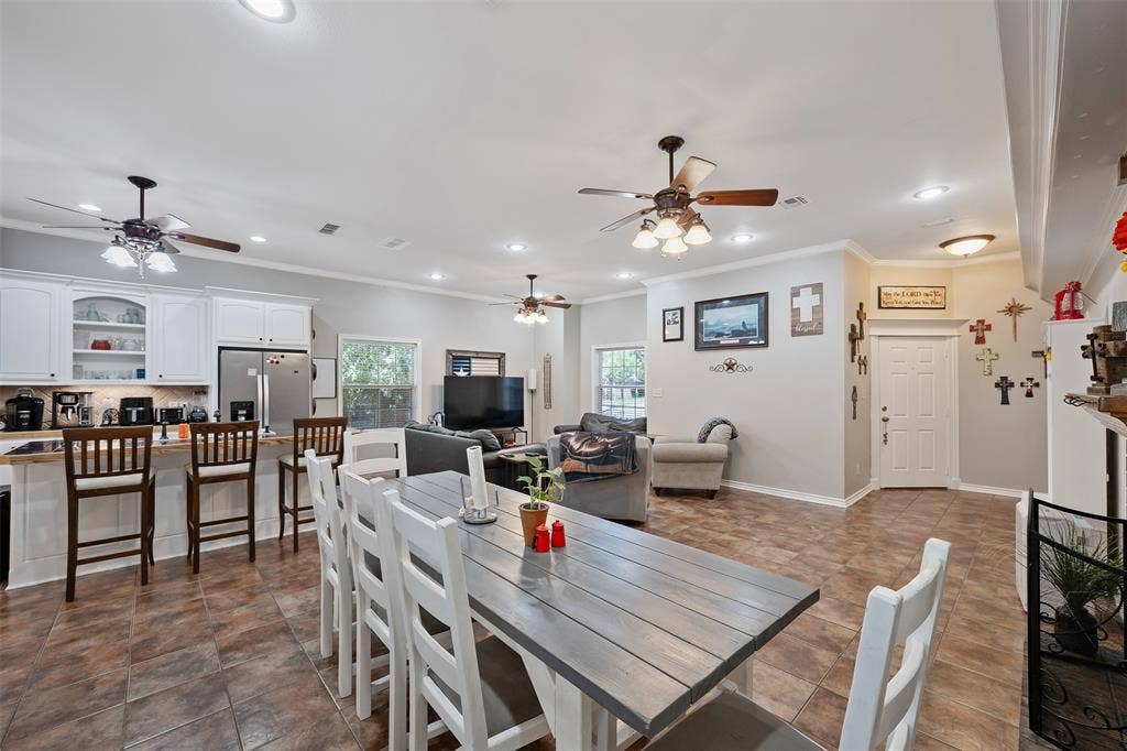 405 Husky Drive, Lindale, TX 75771 405 Husky Drive, Lindale, TX 75771
