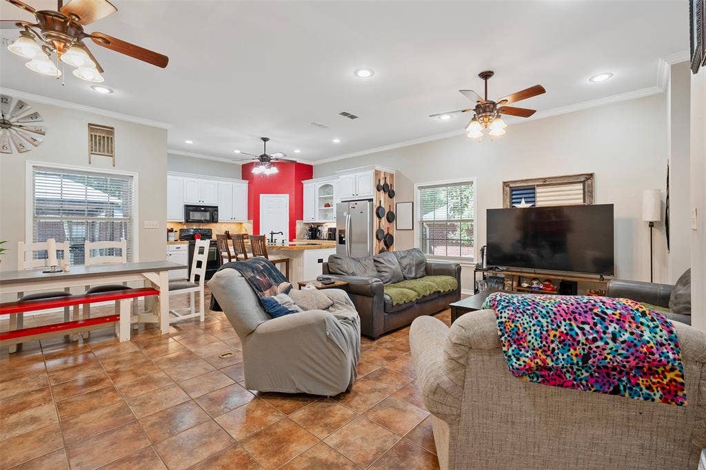 405 Husky Drive, Lindale, TX 75771 405 Husky Drive, Lindale, TX 75771