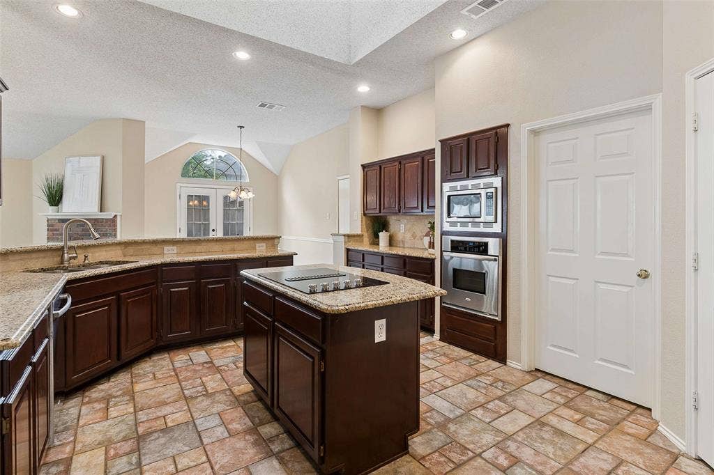 2104 Gent Drive, Plano, TX 75025 2104 Gent Drive, Plano, TX 75025