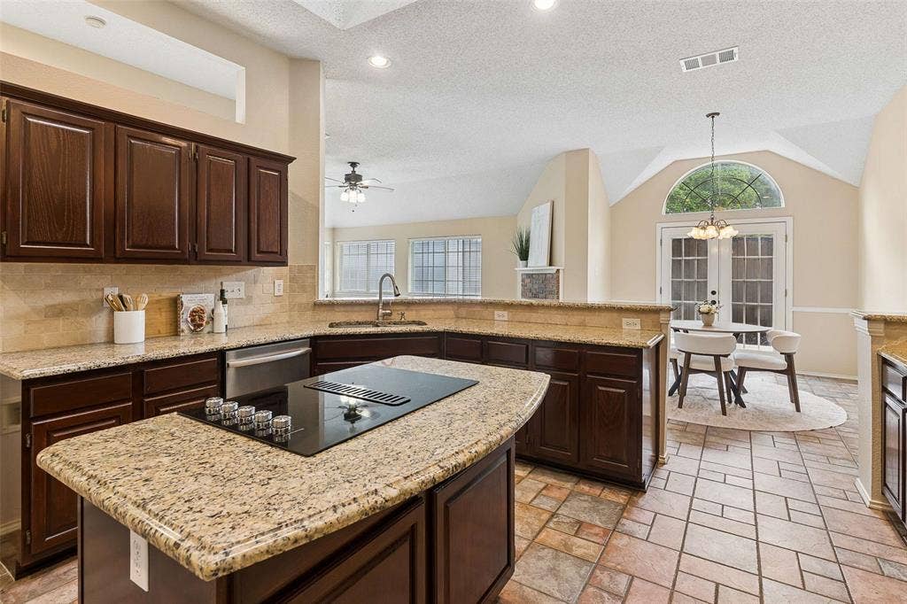 2104 Gent Drive, Plano, TX 75025 2104 Gent Drive, Plano, TX 75025