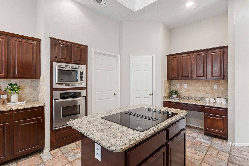 2104 Gent Drive, Plano, TX 75025 2104 Gent Drive, Plano, TX 75025