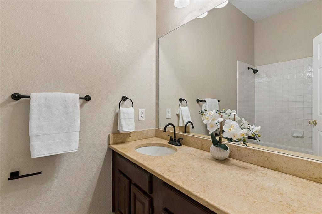 2104 Gent Drive, Plano, TX 75025 2104 Gent Drive, Plano, TX 75025
