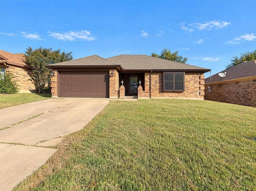 Property photo for 935 Thistle Ridge Lane, Arlington, TX