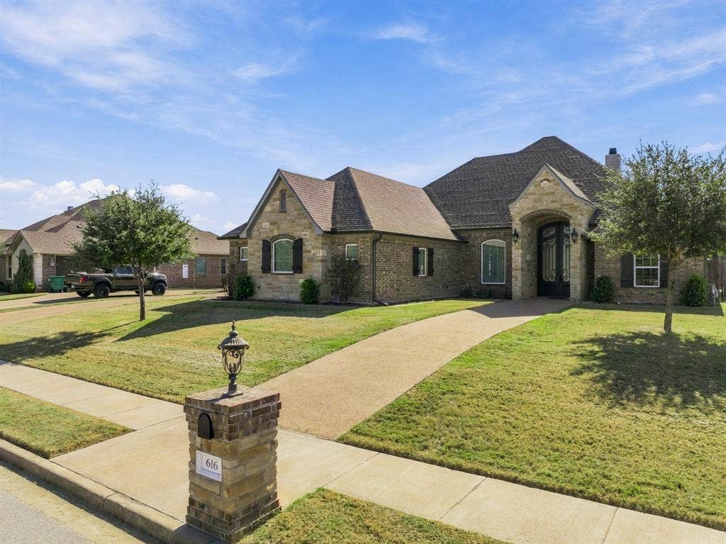 616 Hunton Lane, Robinson, TX 76706