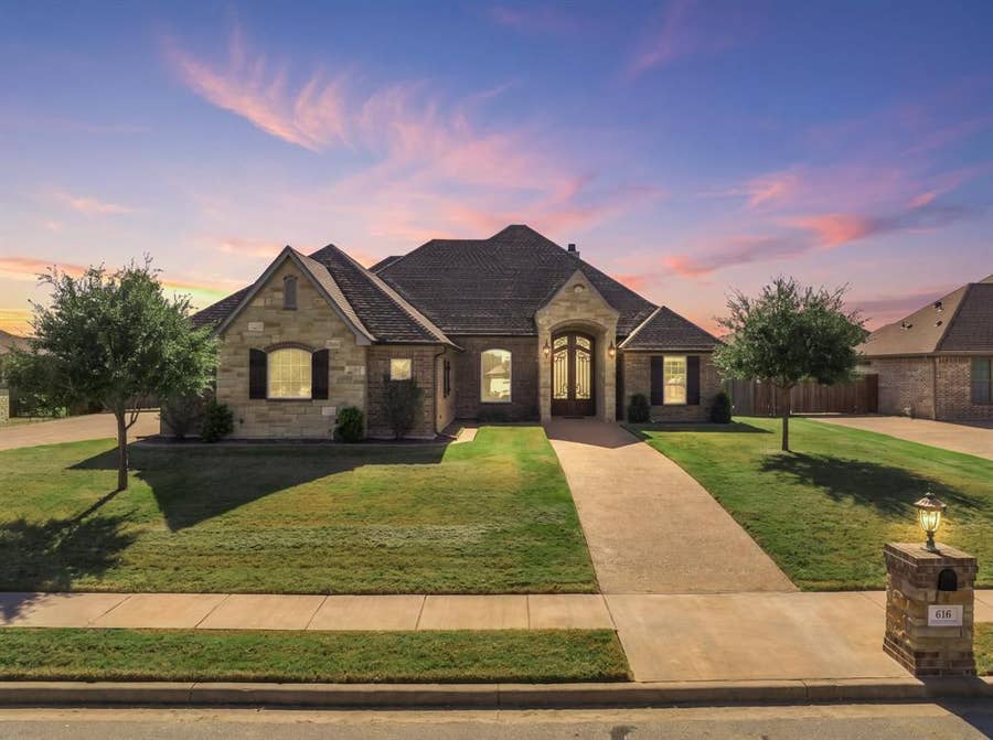 Property photo for 616 Hunton Lane, Robinson, TX