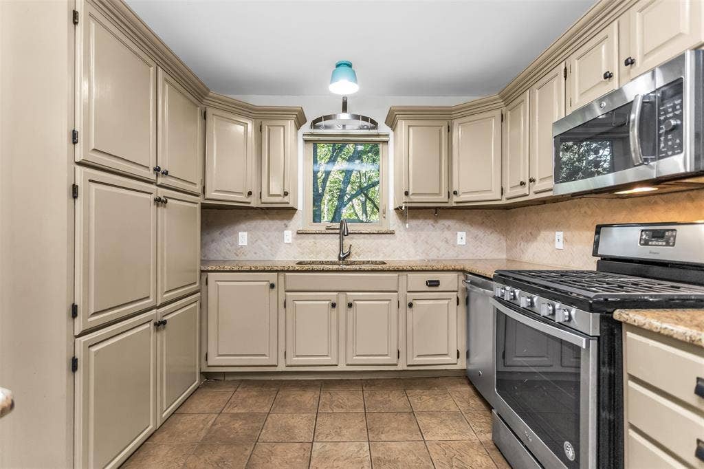 924 Sylvania Drive, Dallas, TX 75218